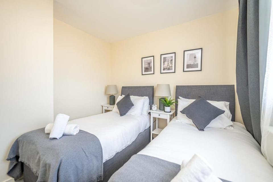 Cosy Sleeps 9 Leisure Contractors House in Stafford