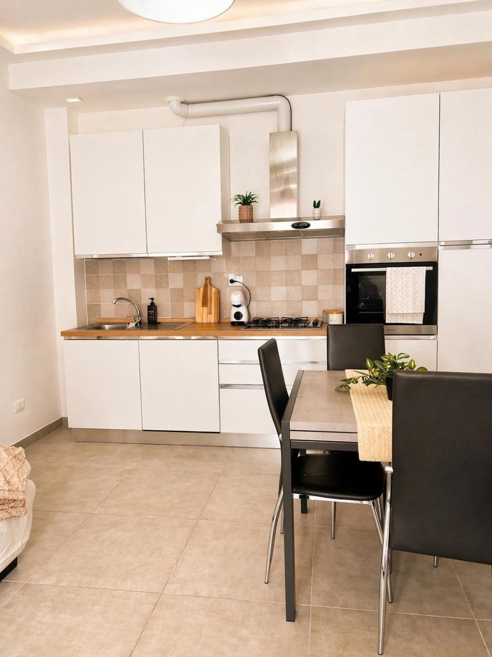 Kitchen or kitchenette, Dining area, stove