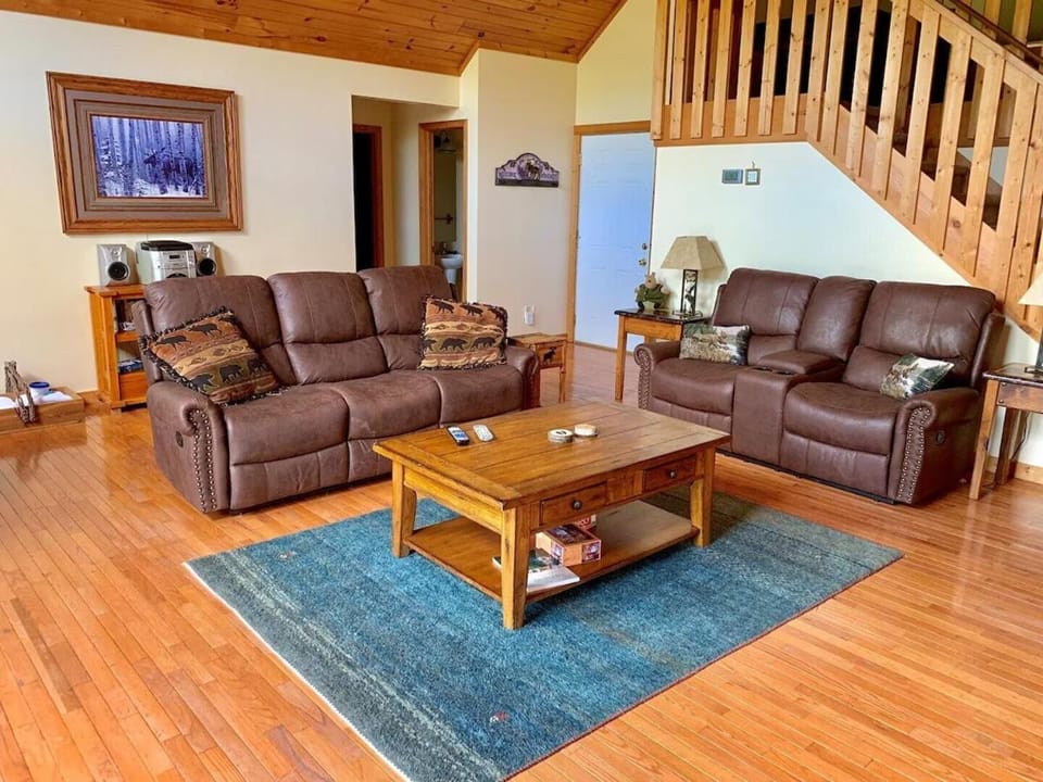 Pet-Friendly Mountain Cabin w Hot Tub & Mtn Views Cabin in Ivy Hill