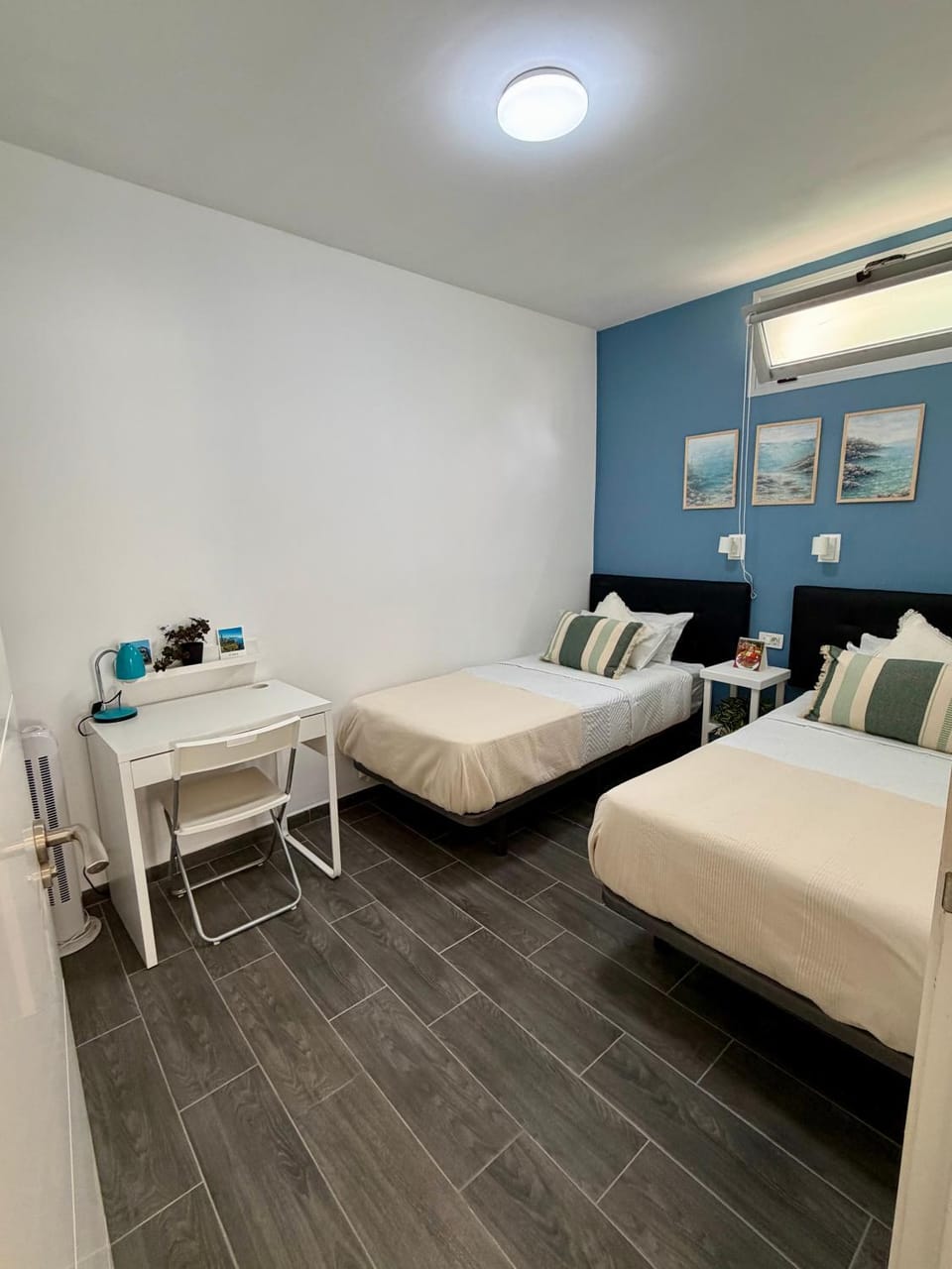 Bed, Seating area, Bedroom