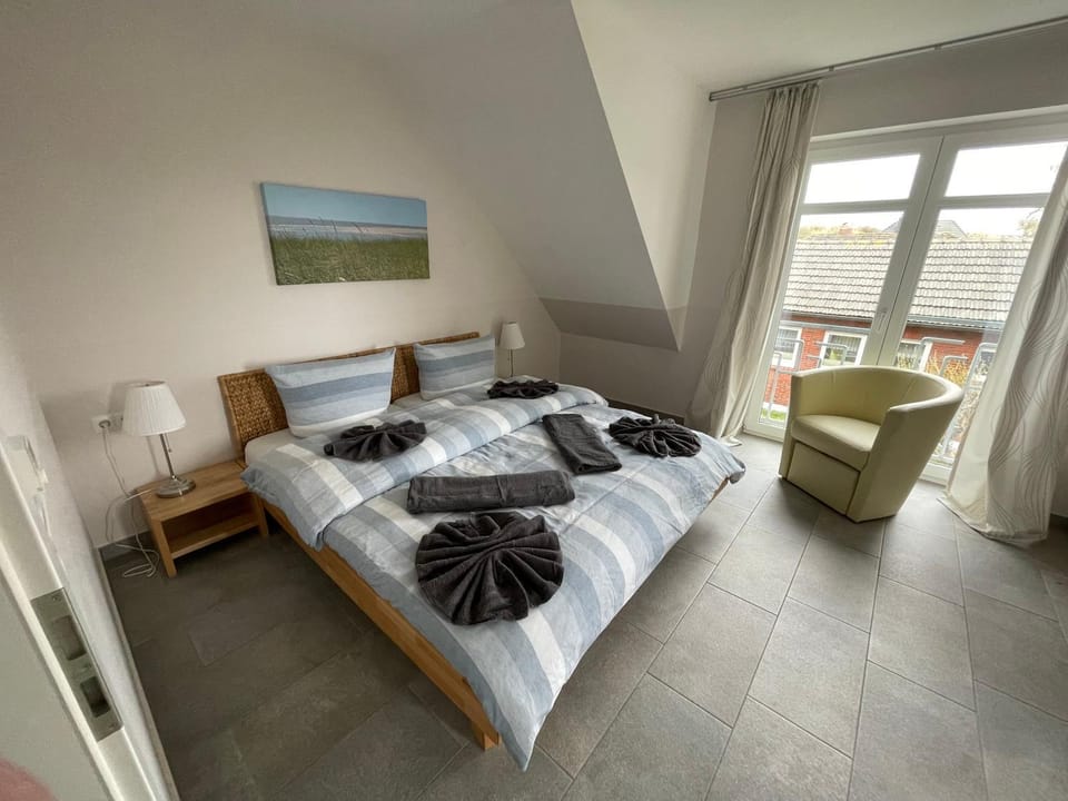 Bed, Bedroom, towels