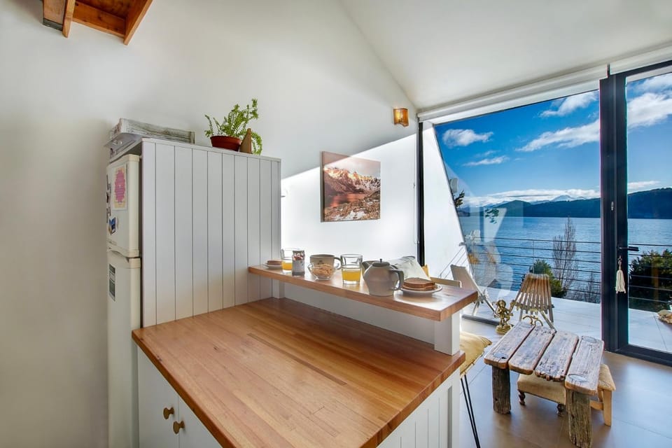 Natural landscape, Kitchen or kitchenette, Food and drinks, Dining area, Food, Lake view, River view, Sea view, oven
