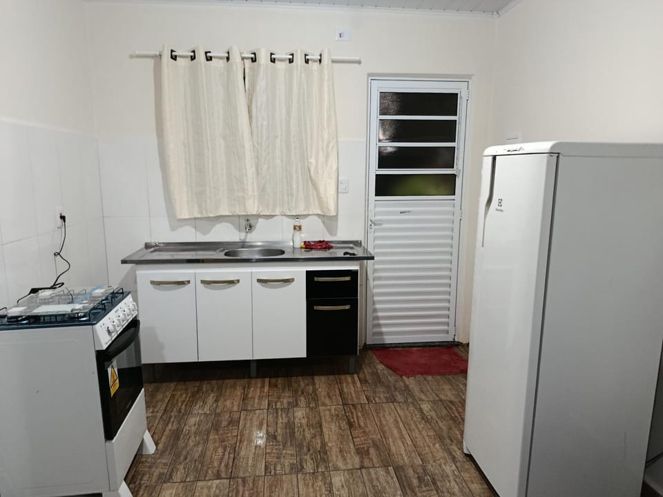 Kitchen or kitchenette, minibar, stove