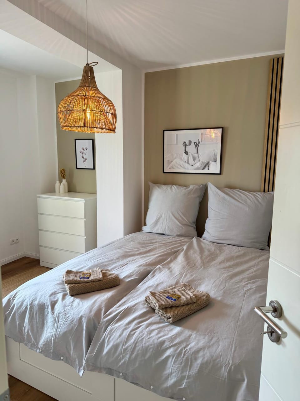Bed, Photo of the whole room, Bedroom, towels