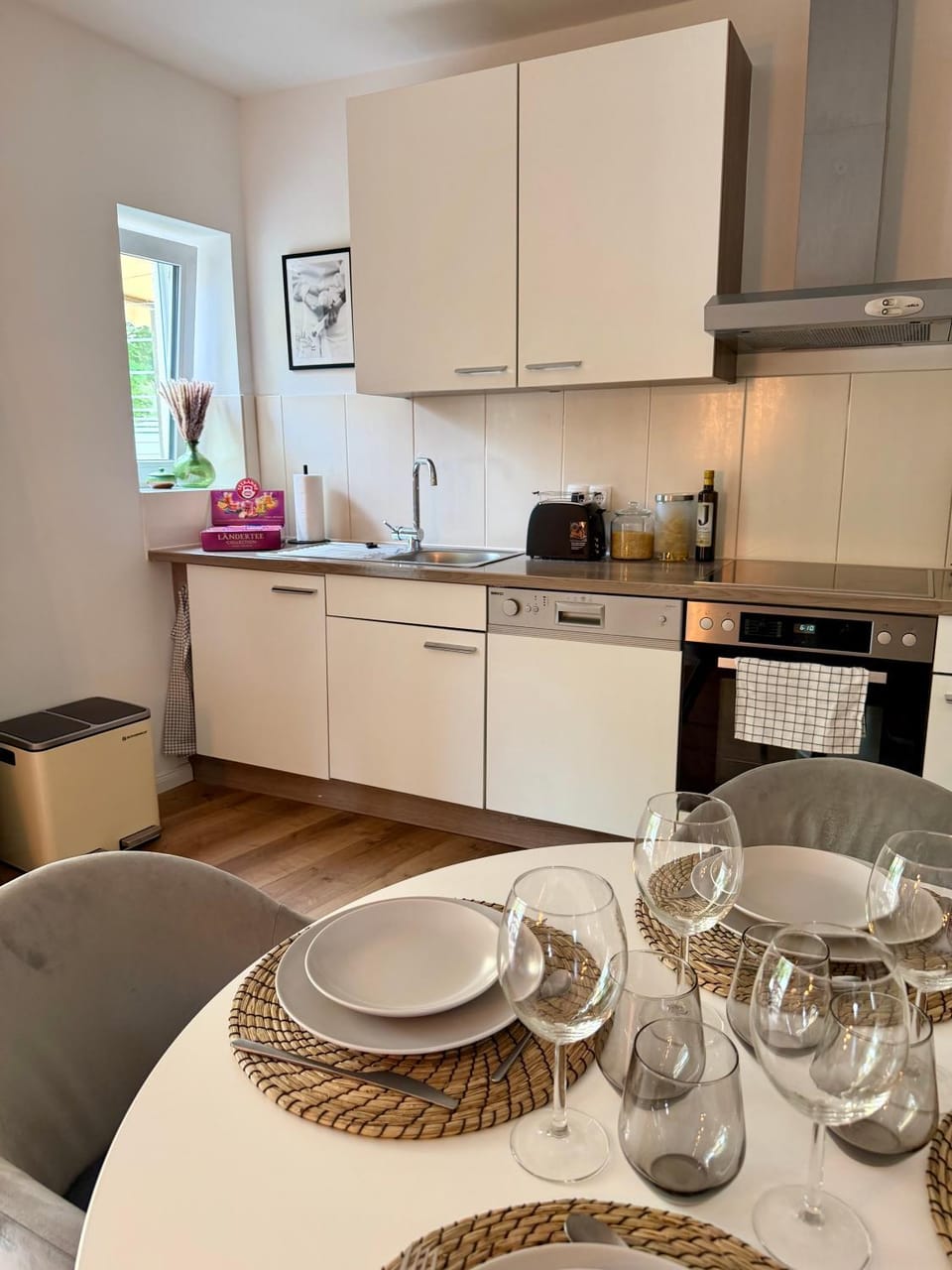 Coffee/tea facilities, Kitchen or kitchenette, Dining area, dishwasher, oven, stove