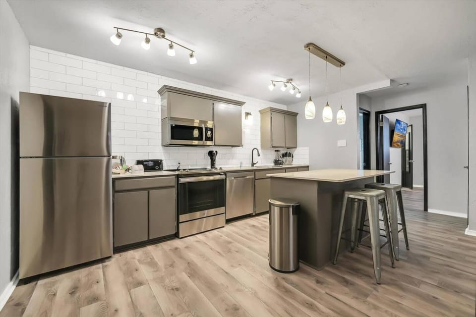 Beautiful Contemporary Suite #15 Apartment in Lawton