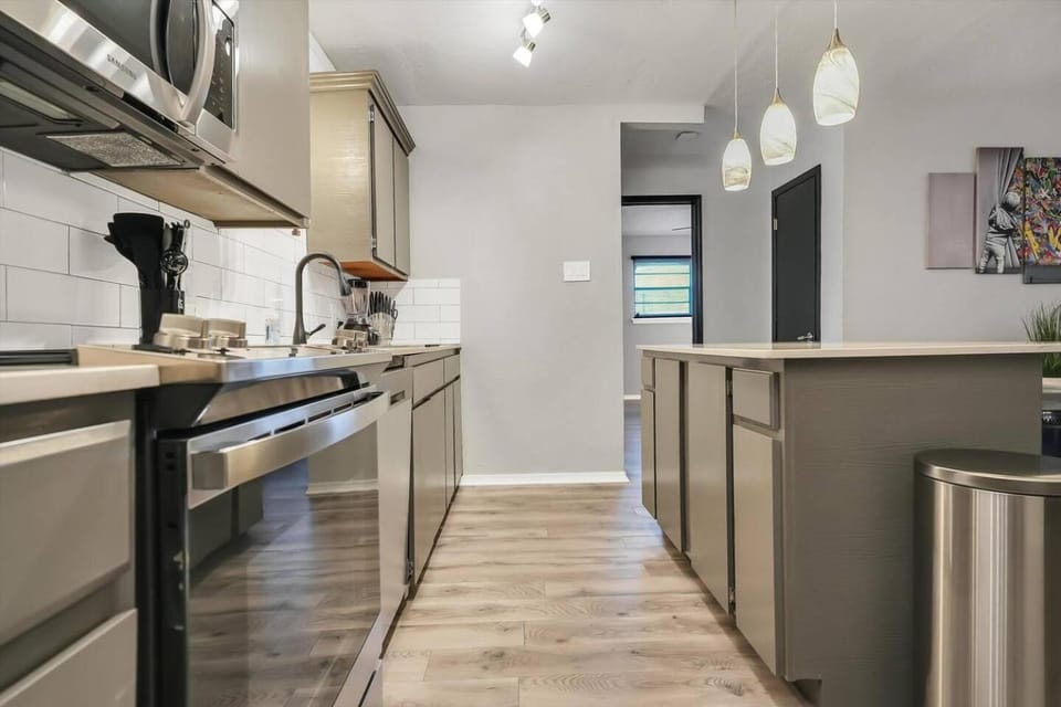 Beautiful Contemporary Suite #16 Apartment in Lawton