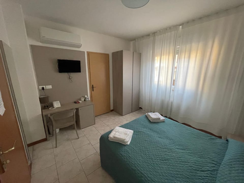 Photo of the whole room, Bedroom, wardrobe, air conditioner