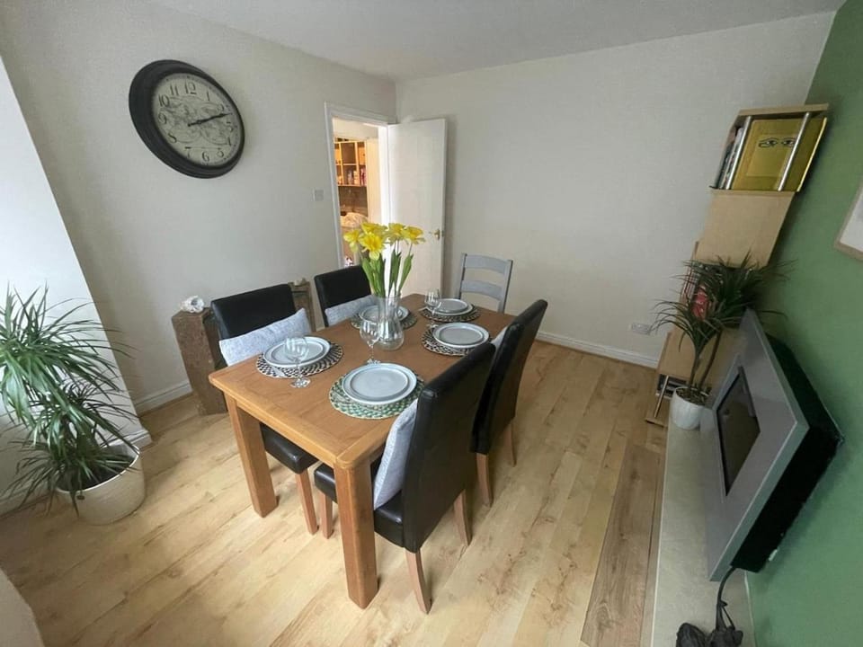 Seating area, Dining area