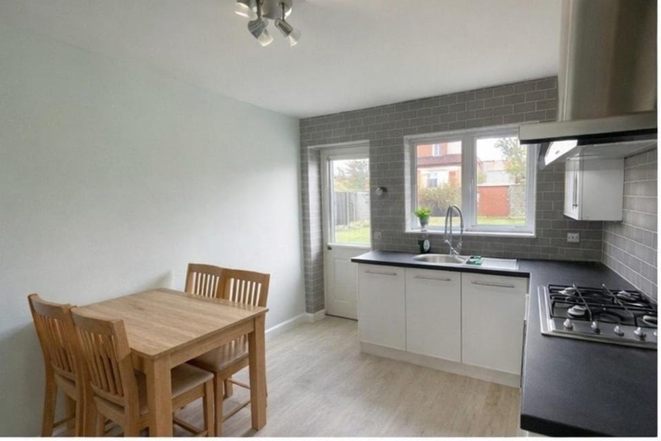 Coffee/tea facilities, Kitchen or kitchenette, dishwasher, oven, stove, toaster, kitchen