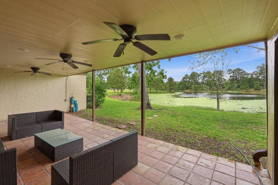 Serene Waterfront Haven Spacious 3BR in Newport House in Houston