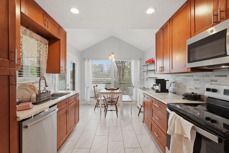 Serene Waterfront Haven Spacious 3BR in Newport House in Houston