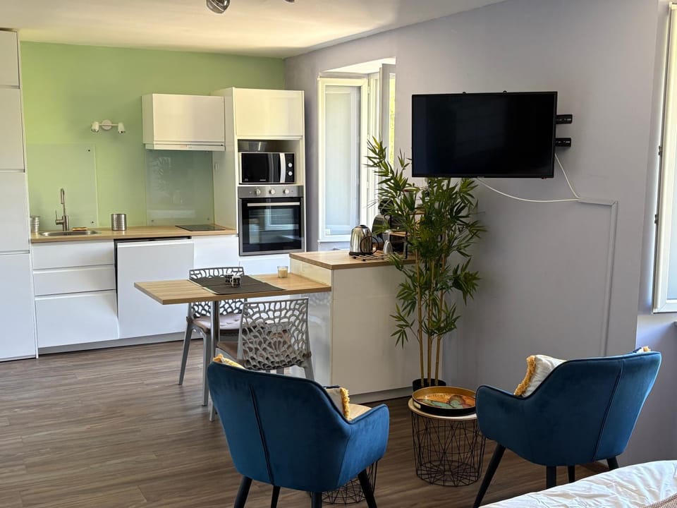 Communal lounge/ TV room, TV and multimedia, Seating area, Dining area