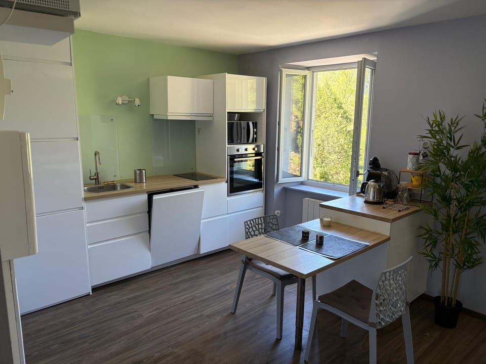 Coffee/tea facilities, Kitchen or kitchenette, dishwasher, oven, stove, toaster