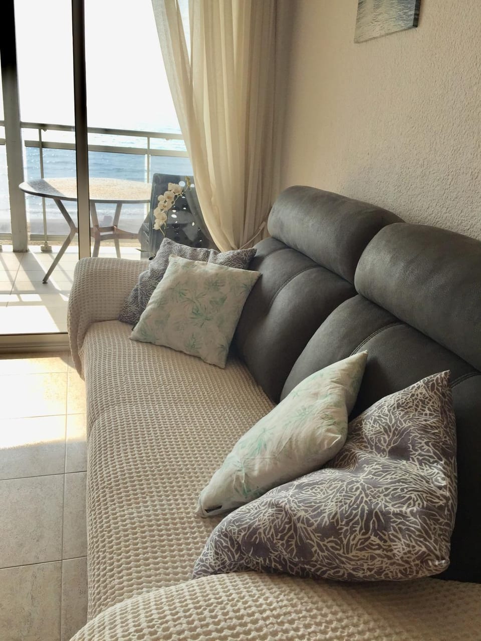 Living room, Seating area, air conditioner