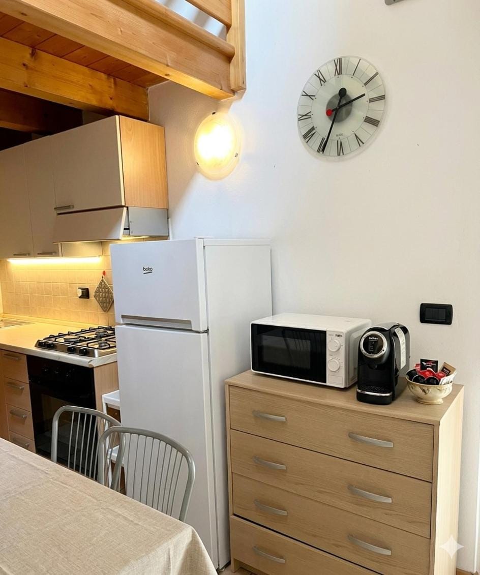 Coffee/tea facilities, Kitchen or kitchenette, stove