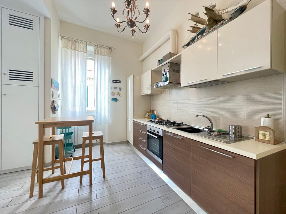 Kitchen or kitchenette, dishwasher, oven