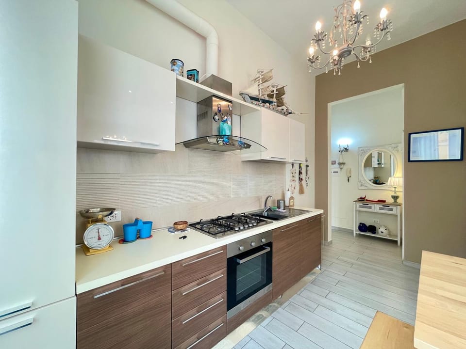 Kitchen or kitchenette, dishwasher, oven