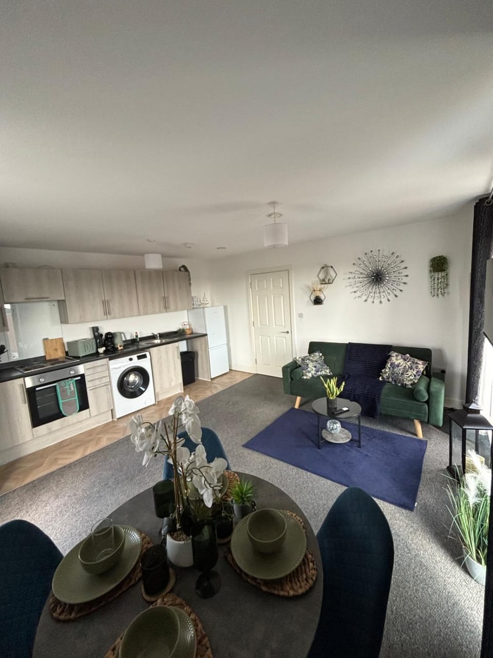 Kitchen or kitchenette, Living room, Seating area, Dining area