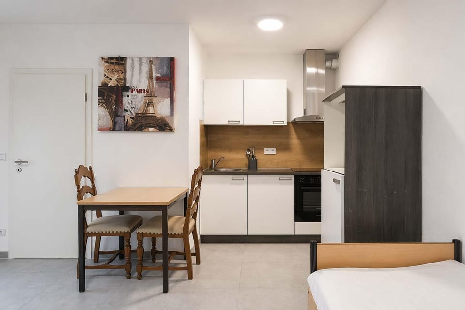 Kitchen or kitchenette, Dining area, oven
