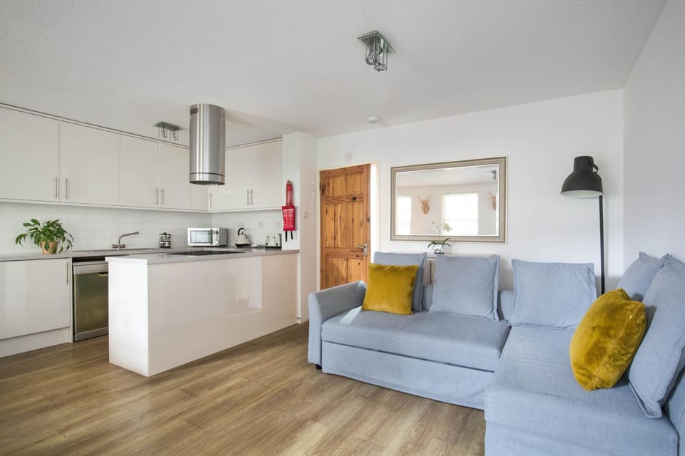 Kitchen or kitchenette, Living room, Seating area, Dining area