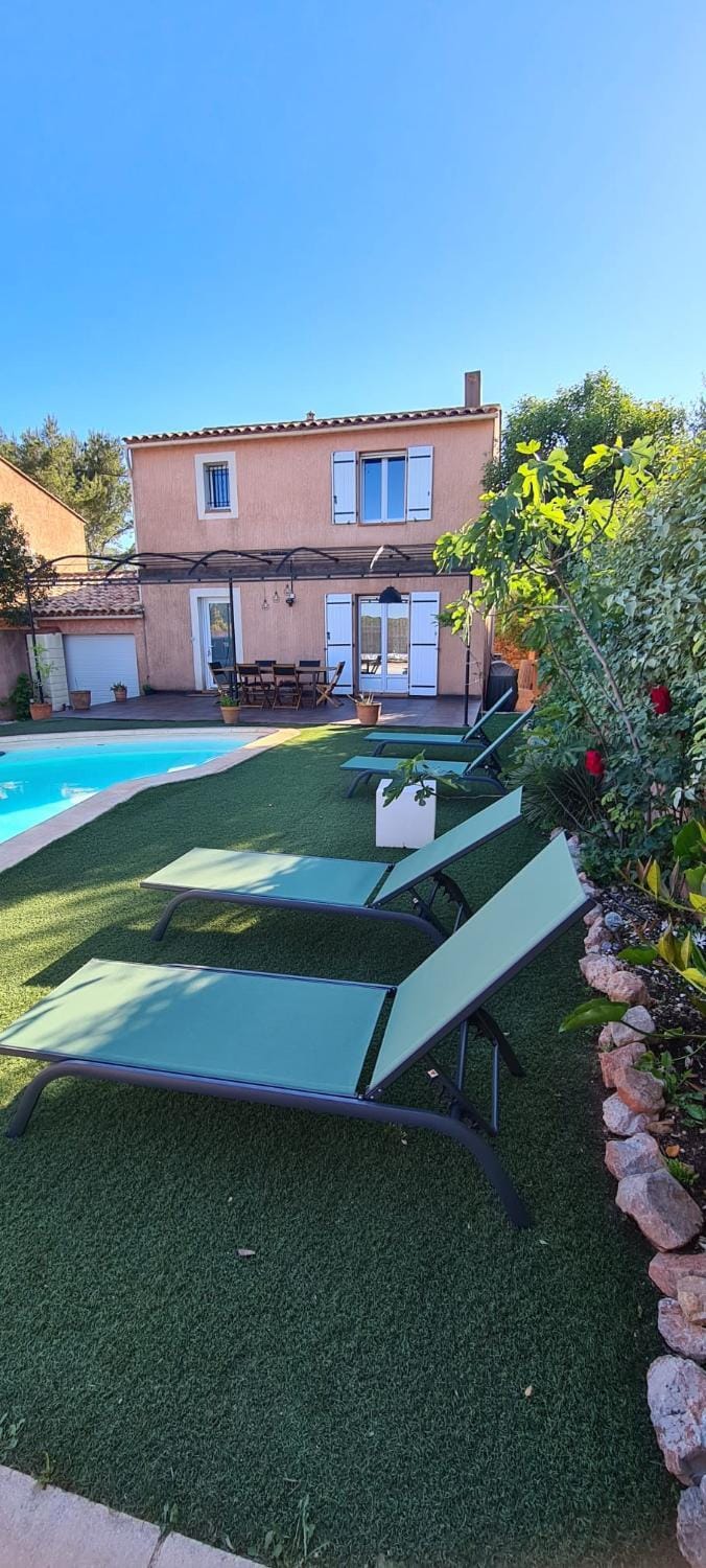 Property building, Garden, Swimming pool, sunbed