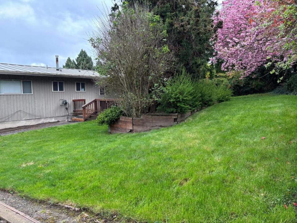 4BR 3BA 2 Kings Fenced Yard Retreat House in Hillsboro