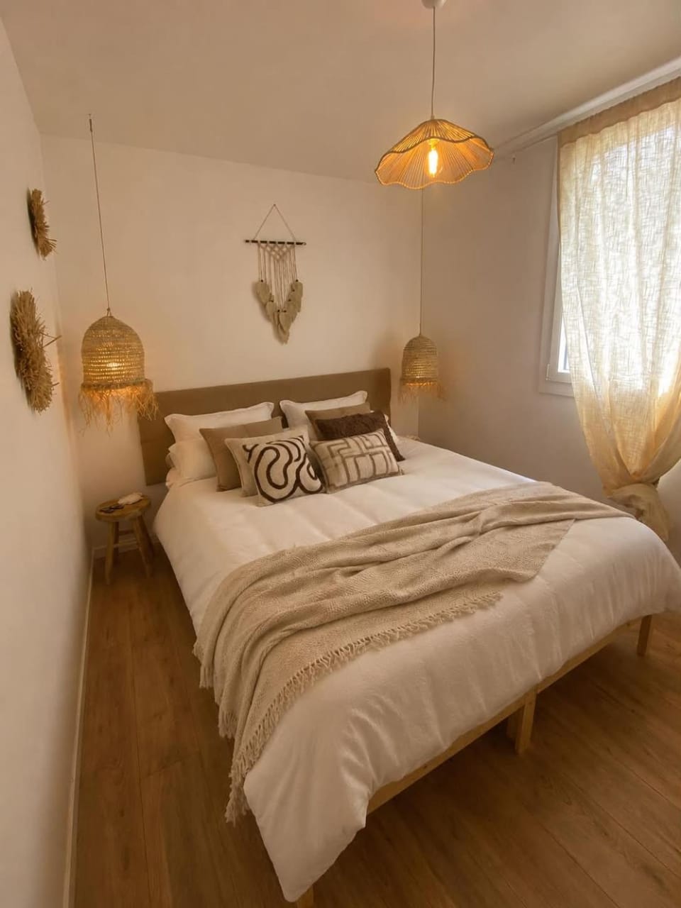 Photo of the whole room, Bedroom