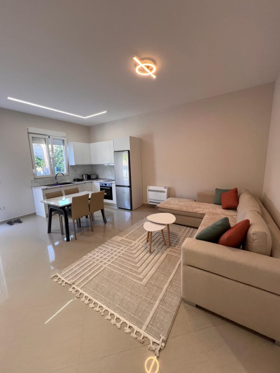 Kitchen or kitchenette, Living room, Seating area, Dining area