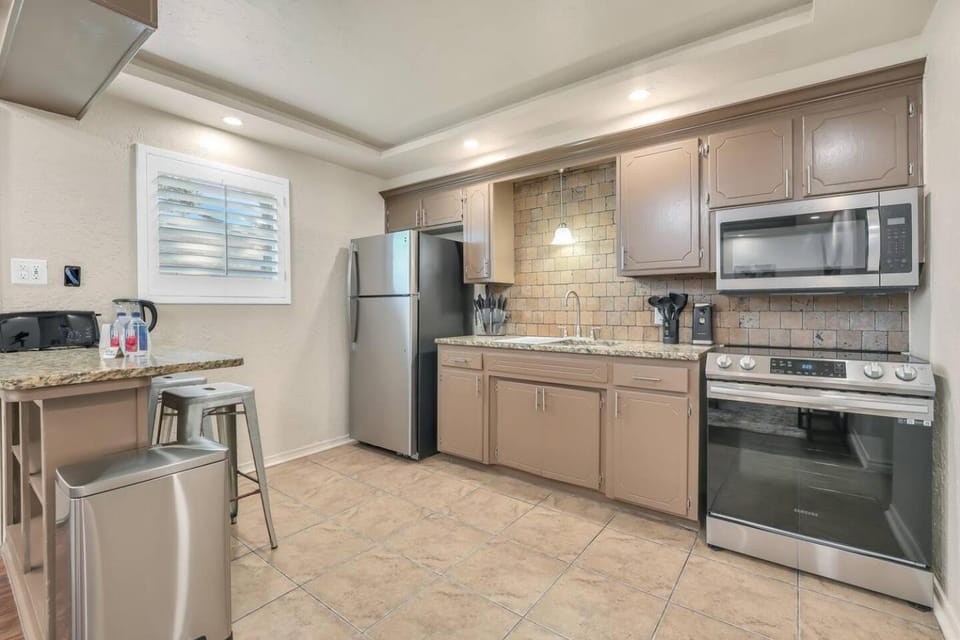 Oak's Beautiful Contemporary Suite #13 Apartment in Lawton