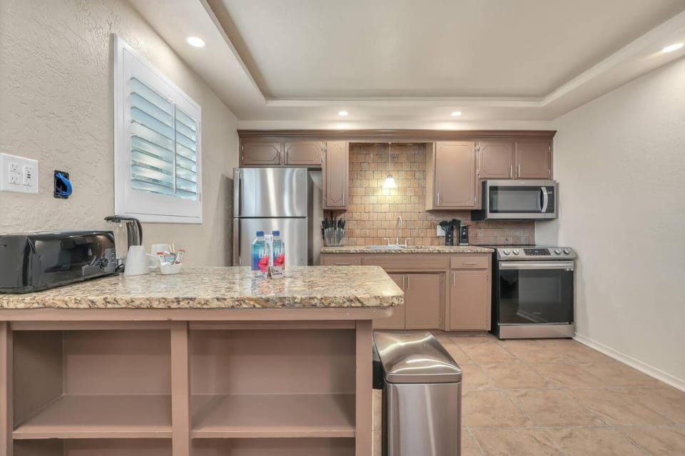 Oak's Beautiful Contemporary Suite #14 Apartment in Lawton