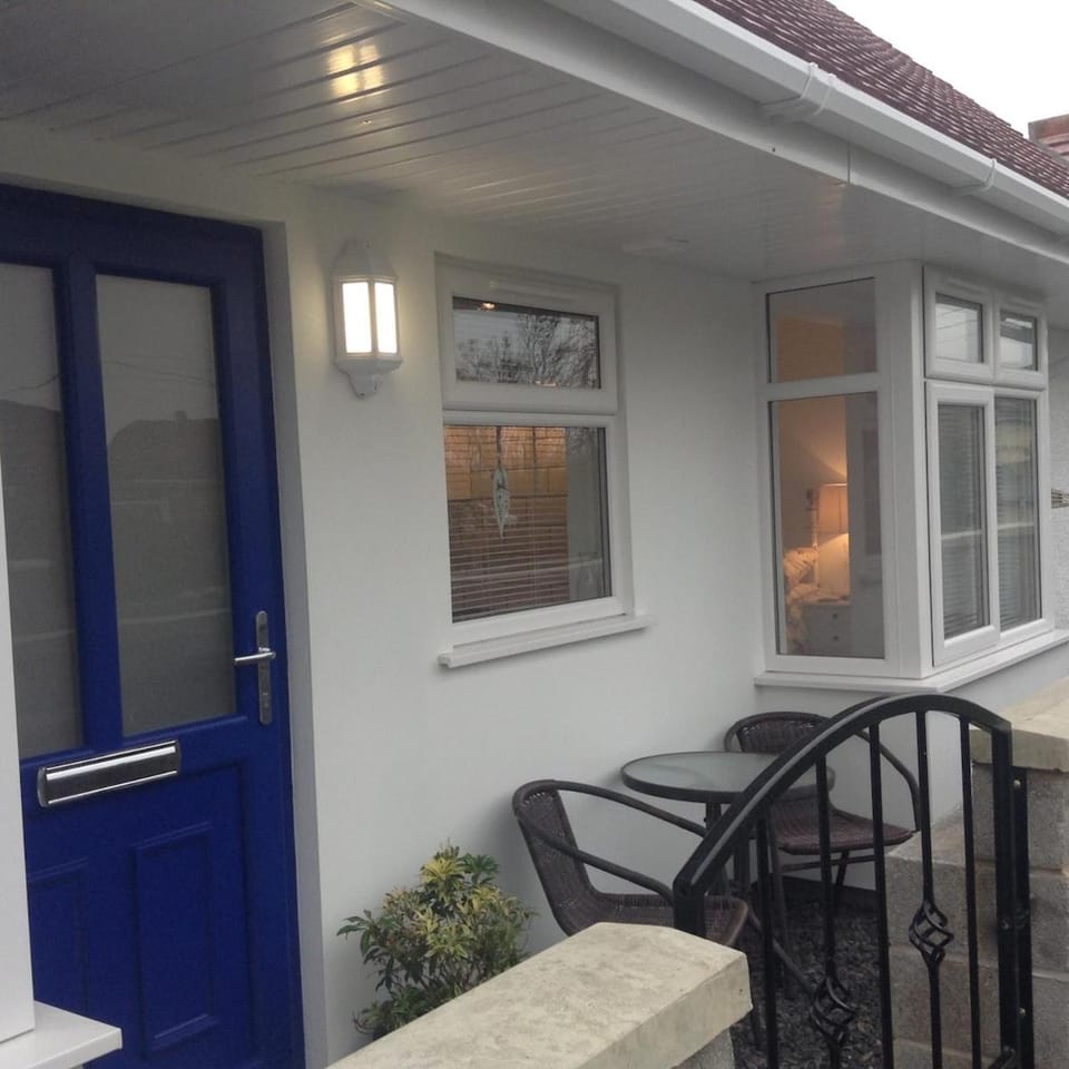 Cosy Coastal Lodge Walk to Beach Free Parking House in Llantwit Major