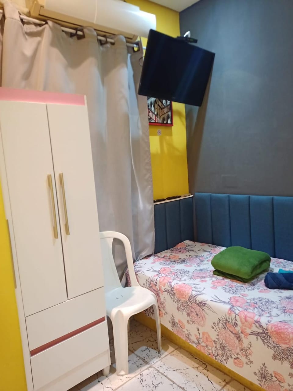 Bed, TV and multimedia, Photo of the whole room, wardrobe
