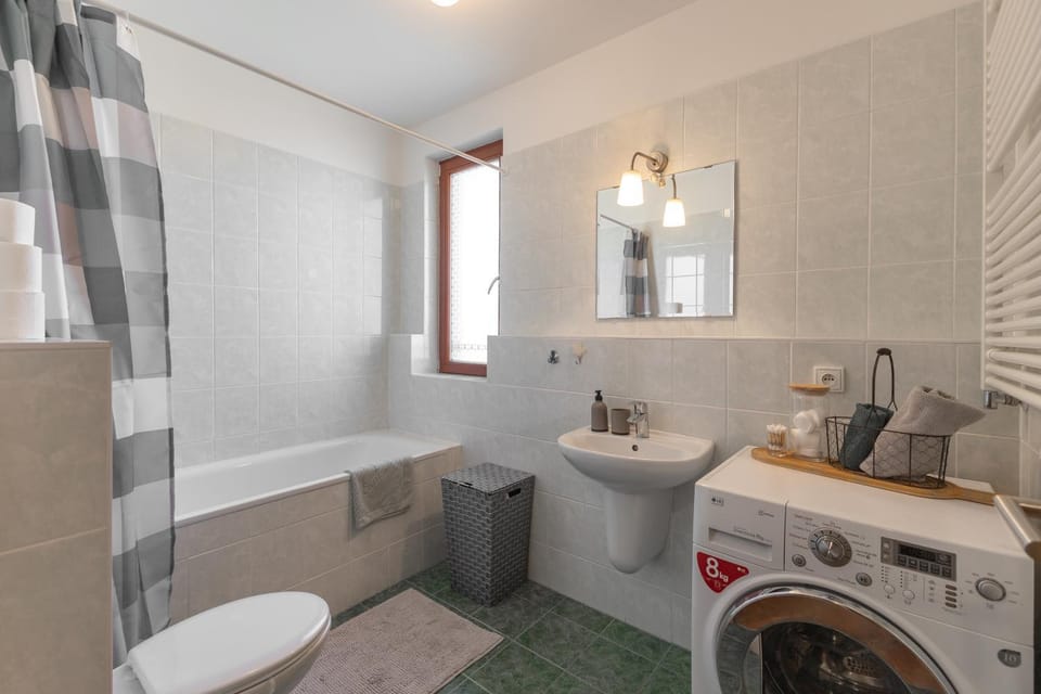 Toilet, Bathroom, Bath, towels, washing machine