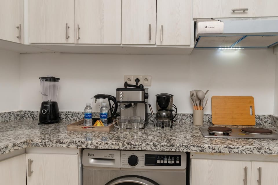 Coffee/tea facilities, Kitchen or kitchenette, stove