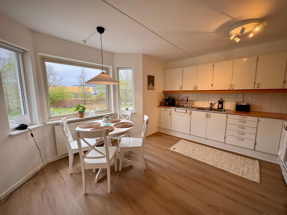 Dining area, kitchen