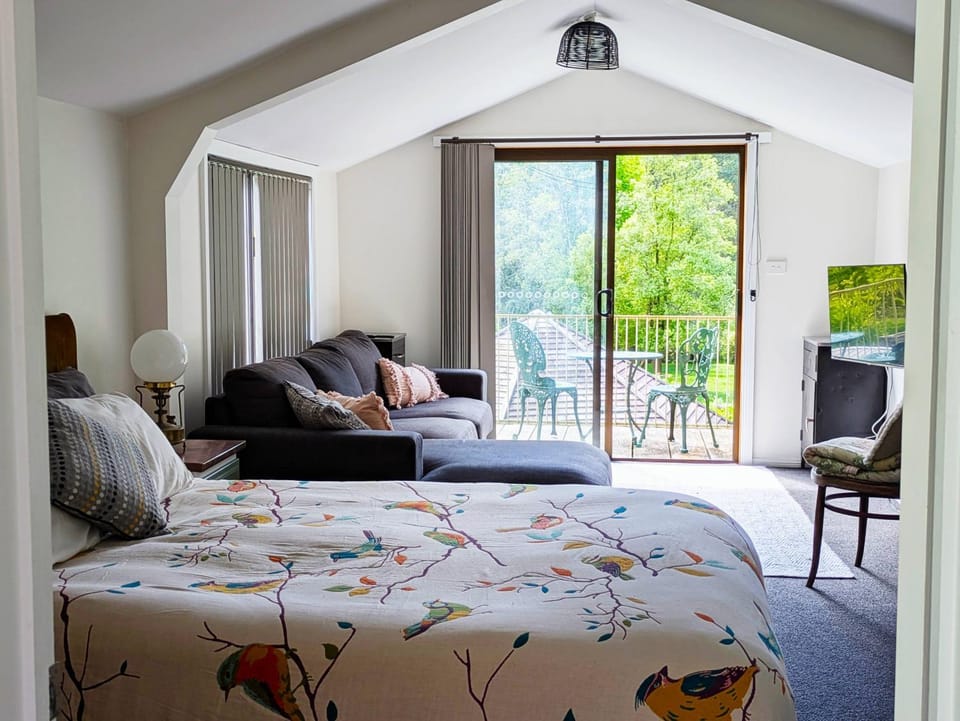 Bed, Balcony/Terrace, Photo of the whole room, Seating area, Bedroom, Garden view