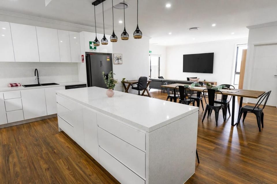 Macarthur Stay - Spacious 4BR Home with Outdoor Area House in Campbelltown
