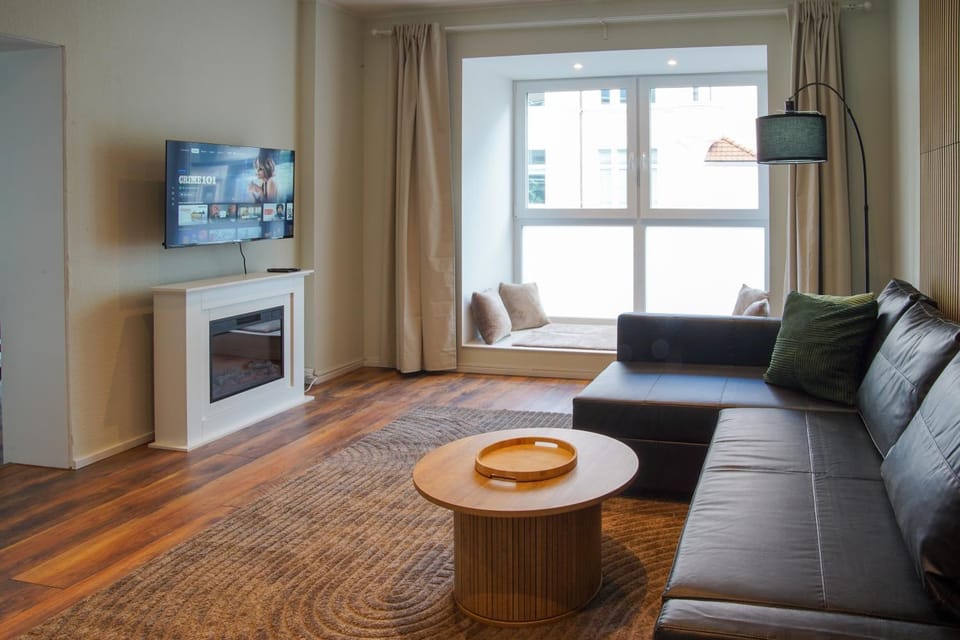 Communal lounge/ TV room, TV and multimedia, Living room, Seating area, Evening entertainment