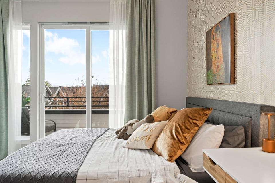 Klimt Townhome Vacation Rental Apartment in Seattle