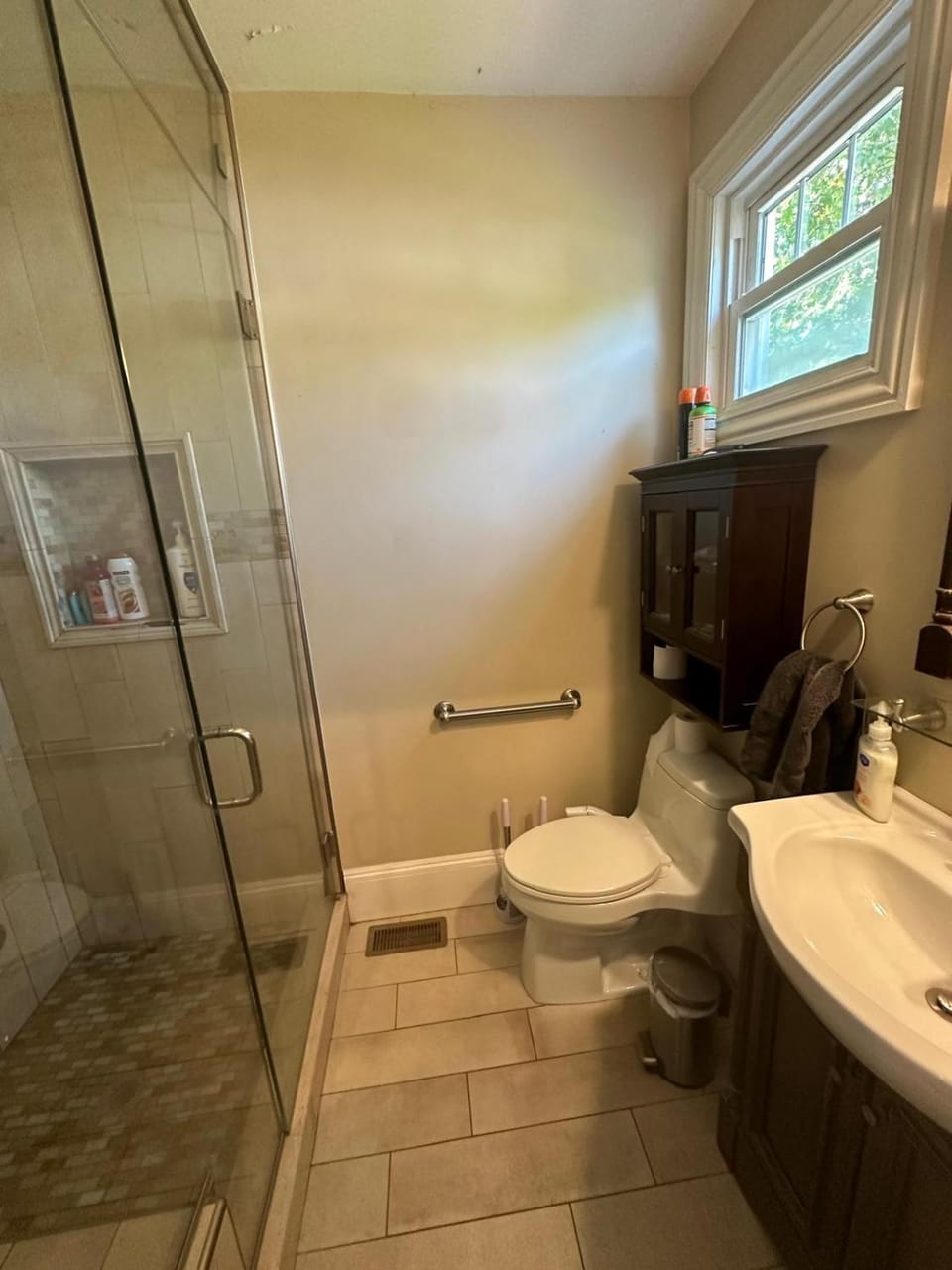 -No44- Elegant Large Room in a House - 20 min Drive to Downtown & 10 min walk to Commuter Rail at Newton Boston Vacation rental in Waltham
