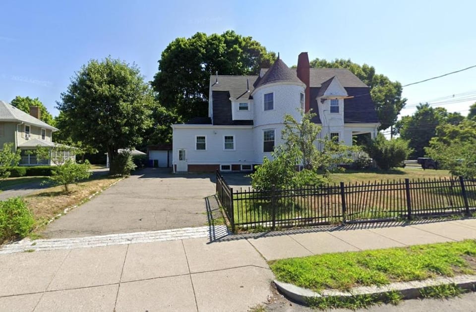 -No44- Elegant Large Room in a House - 20 min Drive to Downtown & 10 min walk to Commuter Rail at Newton Boston Vacation rental in Waltham