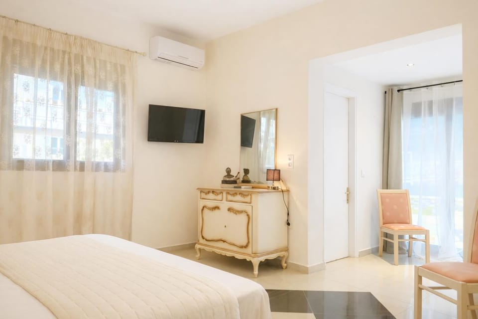 Bed, TV and multimedia, Photo of the whole room, Bedroom
