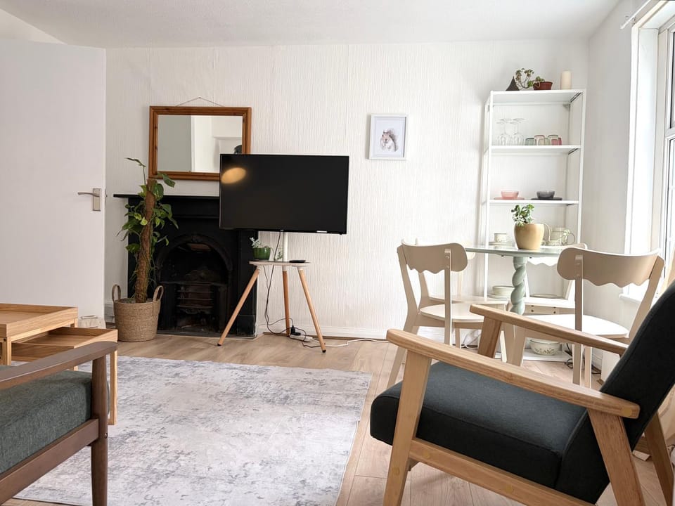 TV and multimedia, Living room, Seating area, Dining area, fireplace