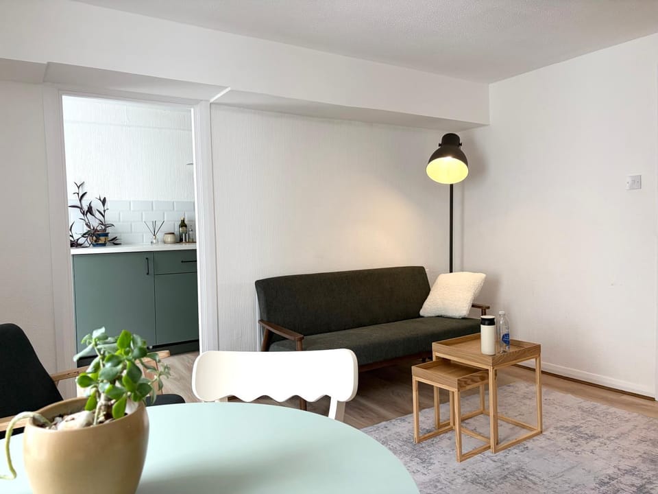 Kitchen or kitchenette, Living room, Seating area, Dining area