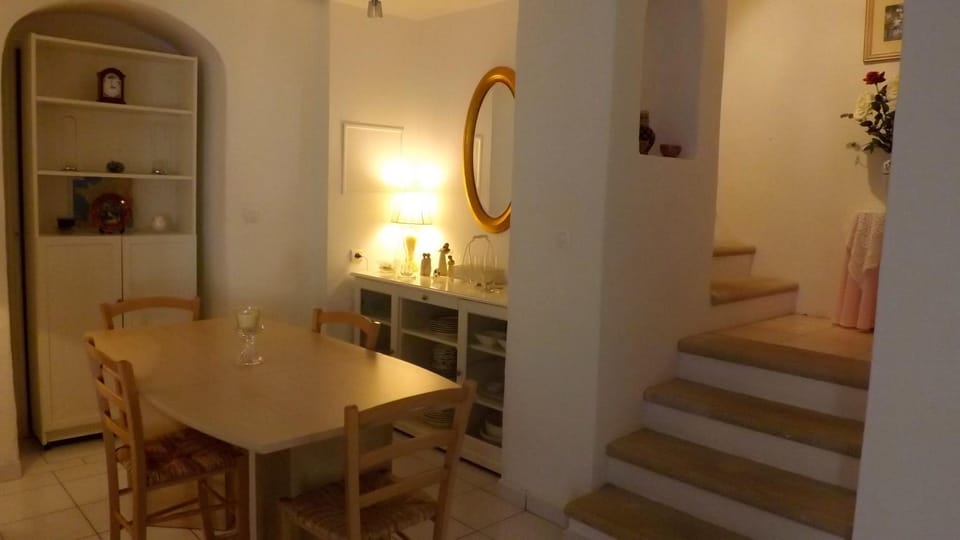 Seating area, Dining area