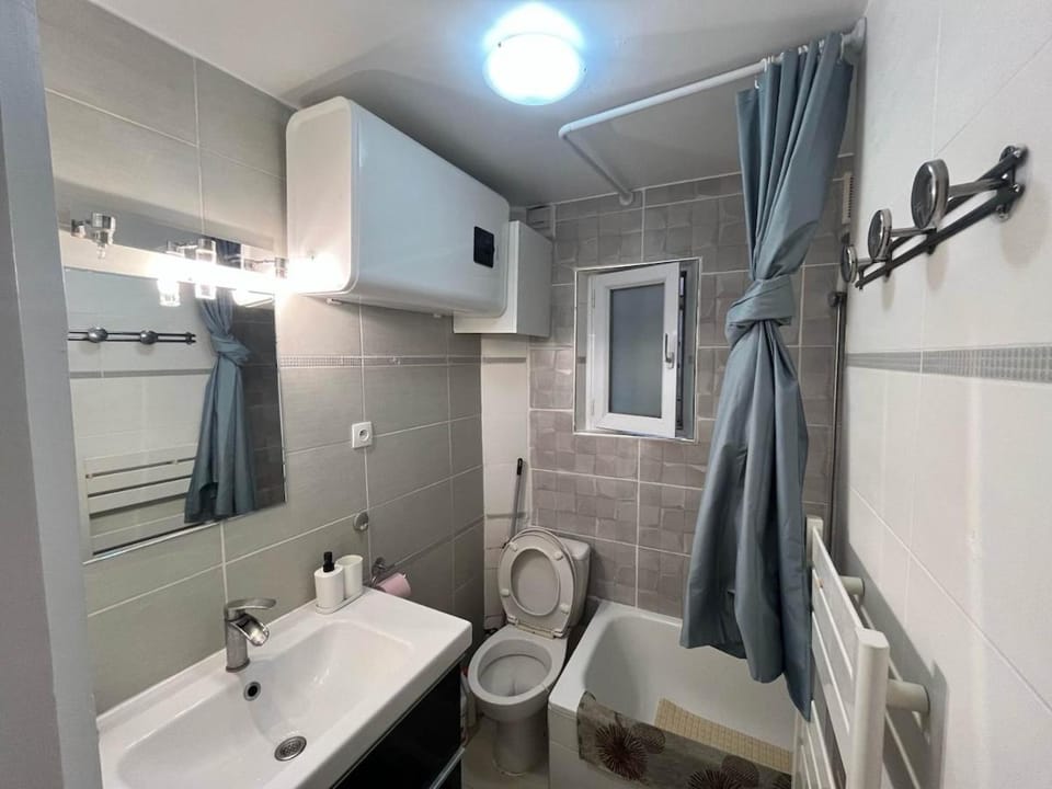 Cozy sunny entire apartment in the 16th arrondissement of Paris with a panoramic view of the Eiffel Tower just 3 minutes from the door Includes kitchen, bathroom, and living room Apartment in Paris
