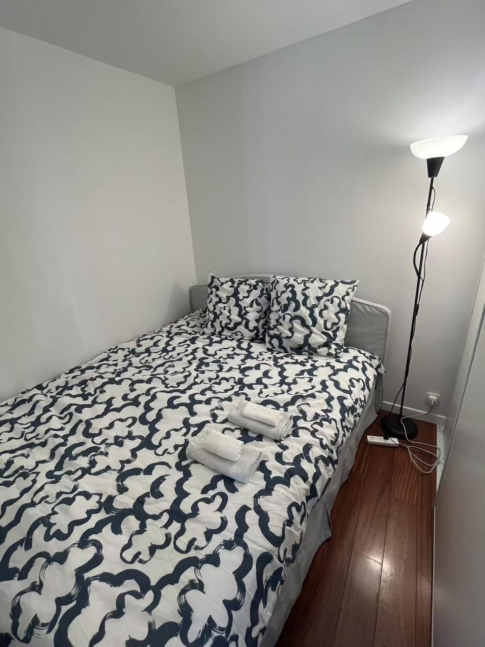 Cozy sunny entire apartment in the 16th arrondissement of Paris with a panoramic view of the Eiffel Tower just 3 minutes from the door Includes kitchen, bathroom, and living room Apartment in Paris