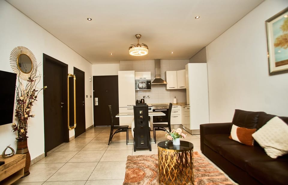 Kitchen or kitchenette, Living room, Seating area, Dining area, stove