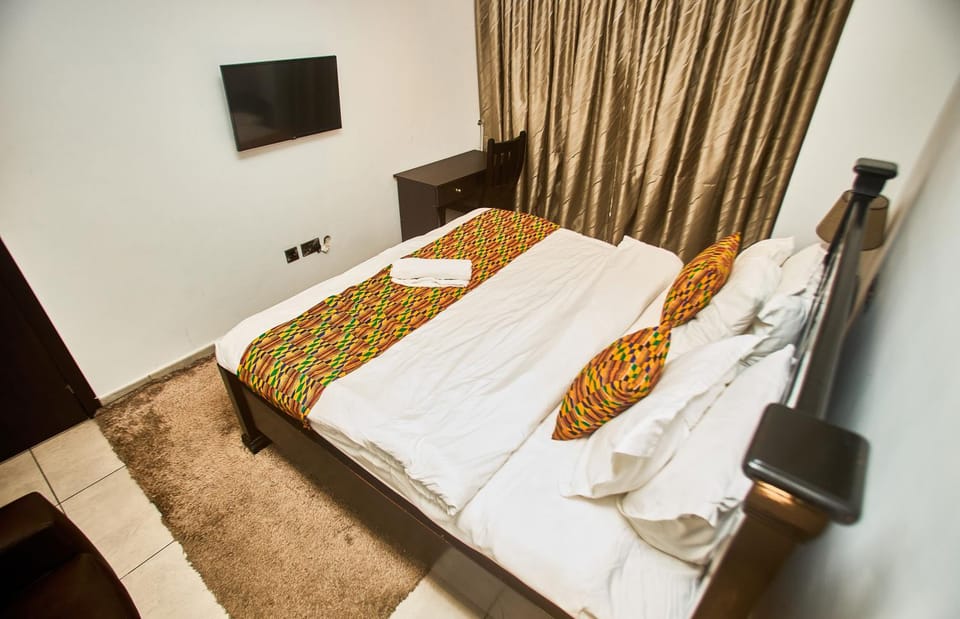 Bed, TV and multimedia, Photo of the whole room, Bedroom, towels